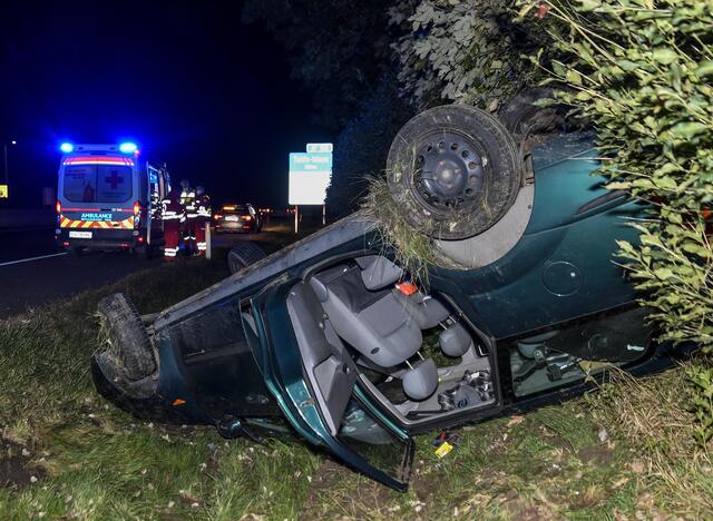 Der Lenker konnte das Fahrzeug selbständig verlassen. Er wurde mit Verletzungen unbestimmten Grades in das Krankenhaus Zams eingeliefert. | Foto: zeitungsfoto.at