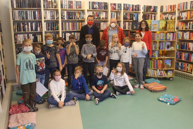Die Kinder der dritten Klasse löcherten Jochen Jance und Günther Hirschberger mit ihren Fragen. Dabei kamen teils sehr interessante Antworten zum Vorschein.