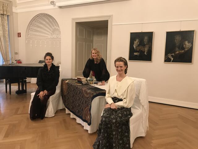 Die Regisseurin und Intendantin Nicole Fendesack mit zwei Schauspielerinnen ihres Ensembles: Elsa Schwaiger als Sarah Bernhardt und Nena Eigner als Marianne Hainisch während der Premiere von WANTED im Rahmen der literarischen Gesellschaft Mödling im Thonetschlössel.