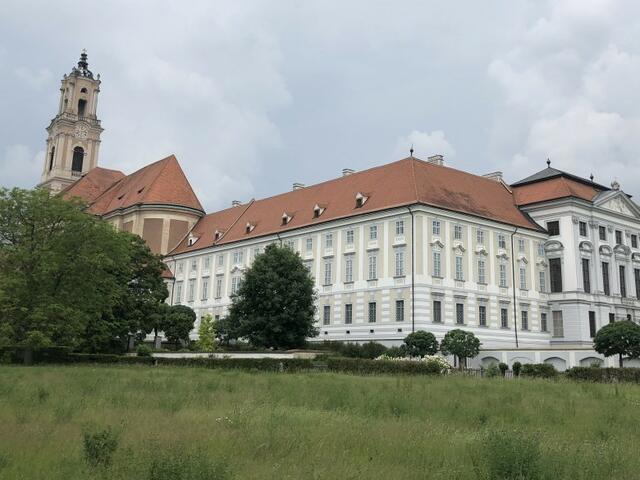 Propst Petrus, von den Augustiner Chorherren im Stift Herzogenburg, wurde positiv auf Corona getestet.