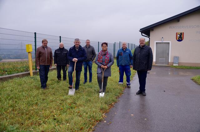 Beim Spatenstich: Johann Rauner, Franz Greil, Walter Wieseneder, Thomas Unger, Lisbeth Kern, Erich Pils und Harald Mixa