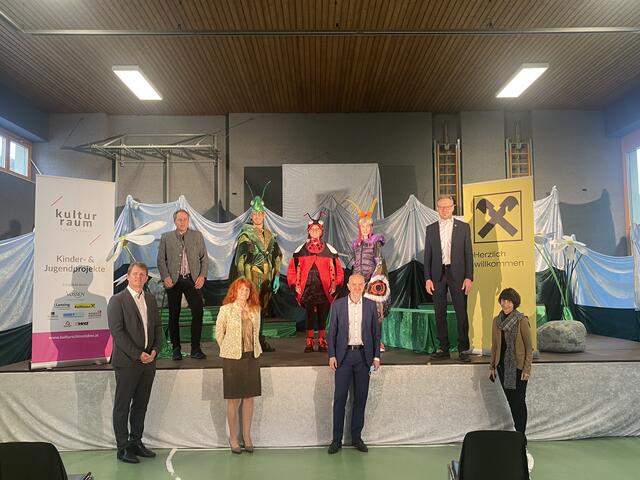 1. Reihe von links nach rechts: Bernhard Hirczy (Verein KulturRaum Schloss Tabor), Gerlinde Potetz ( Schulqualitätsmanagerin), Heinz-Josef Zitz (Bildungsdirektor), VDir. Rosemarie Lafer (Direktorin VS Neuhaus am Klasuenbach)
2. Reihe von links nach rechts: Dir. Hannes Thomas (Direktor NMS Neuhaus am Klausenbach), Philipp Schöllhorn (Dr. Shreck), Tabea Mitterbauer (Henna, der Marienkäfer), Lucija Varsic ( Basti, der eitle Falter), Reinhard Mund (Bürgermeister Neuhaus am Klasuenbach)