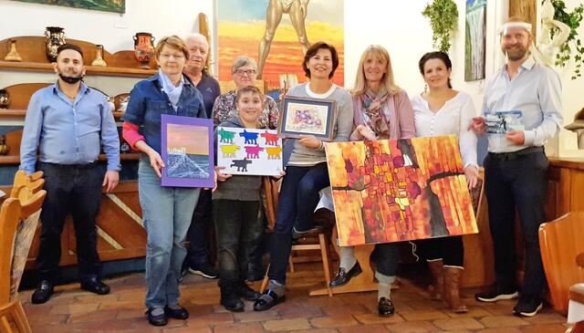 Tryfonas Markou, Brigitte Buchberger, Ioannis Nanos, Spyridoula Nanou, Manuel Cadek, Larissa Tylka, Dagmar Pawlicki, Spyridoula Bormpoli, und Hausherr Dimitrios Nanos.