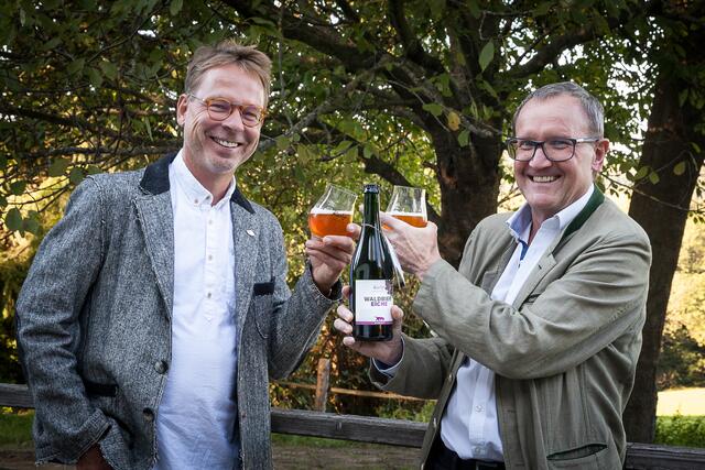 ÖBf-Vorstand Rudolf Freidhager (re.) und Braumeister Axel Kiesbye präsentieren das Jubiläums-Waldbier Jahrgang 2020 "Eiche" im Eichenhain, Wienerwald
