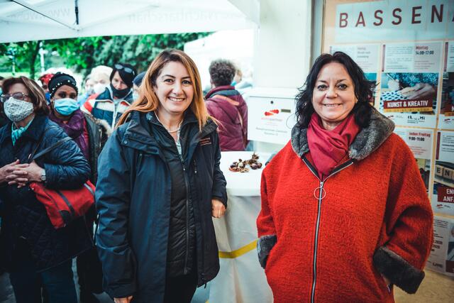 Claudia Huemer und Ebru Ayas von Wohnpartner 10 sind stolz auf die Ausstellung: "Hier kann man hautnah erleben, was eine starke Frau ist."  | Foto: WSW/Ph. Hartberger