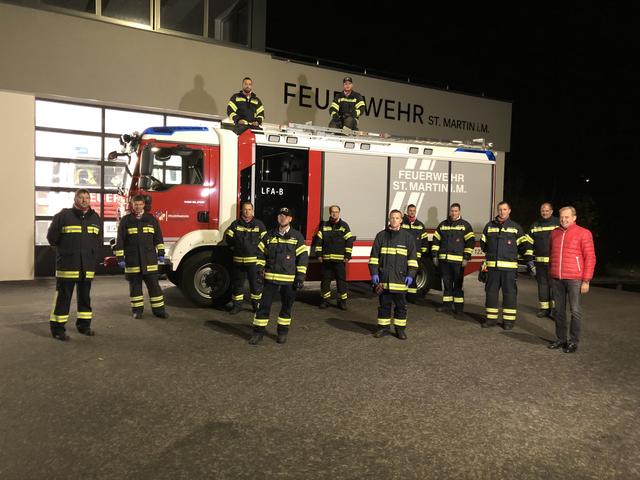 Die Feuerwehrer sind stolz auf ihr neues Einsatzfahrzeug. | Foto: Feuerwehr St. Martin