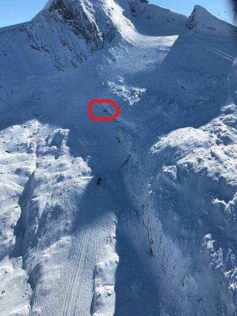 Ein einheimischer Freerider ist am 18. Oktober abseits der Pisten am Kitzsteinhorn in eine tiefe Randkluftspalte (auf etwa 2.700 Metern Höhe, Schmiedingerkees) gestürzt.  | Foto: Libelle Salzburg