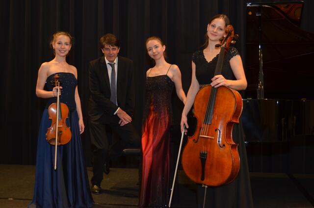 Kulturforum-Obmann Günther Zweidick mit dem Trio Maiobo rund im Martina Padinger (2.v.r.)  | Foto: Kulturforum