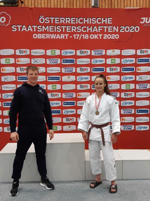 Julia Sommer und Nino Schachenhofer, Obmann von Judo Jennersdorf, freuen sich über die Bronemedaille.