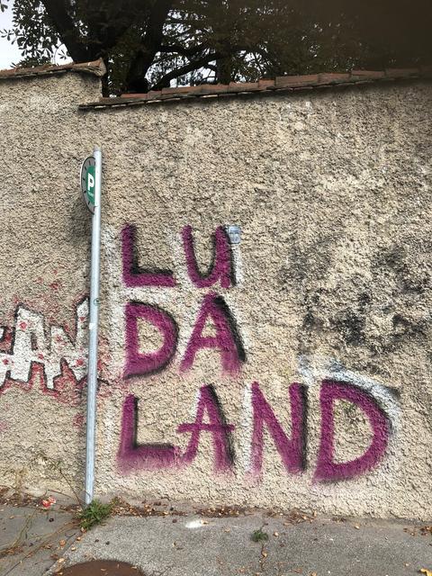 Auch auf der Hallerstraße, neben dem 41’zig, ist "Ludaland" auf die Mauer gesprüht worden. | Foto: Ing. Gerhard Riha 