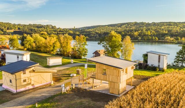Die Holz-Ferienhäuser von Kardea am Rauchwarter See machen Urlaub am Wasser das ganze Jahr über möglich.