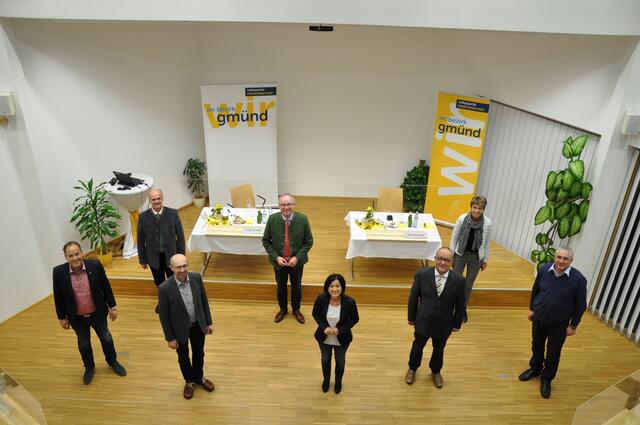 Die Teilnehmerinnen und Teilnehmer der Arbeitskonferenz mit Christiane Tesch-Hofmeister in der Käsemacherwelt Heidenreichstein. Gruppenfoto Pernkopf: am Bild, v.l.n.r.: Bgm. Patrick Layr, Bgm. Martin Bruckner, Bgm. Otmar Kowar, LH-Stv. Stefan Pernkopf, LAbg. Bgm. Margit Göll, Bgm. Peter Höbarth, BPO NR Martina Dienser-Wais, GR Rudolf Stöger