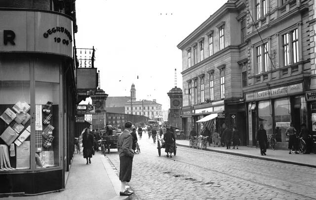 Damals 1938: Der Urfahrer Brückenkopf
Nach dem Einsturz der alten Holzbrücke im Jahr 1868 wurde die neue Donaubrücke aus Eisen errichtet und dabei etwas stromabwärts versetzt. Damit war das alte Zentrum Urfahrs, das so genannte „Platzl“, vom Brückenkopf abgeschnitten. Die Hauptstraße mit der Straßenbahnlinie zum Mühlkreisbahnhof wurde zur zentralen Verkehrsader. Ende 1938 wurde die Eisenbrücke abgerissen und durch die Nibelungenbrücke ersetzt. | Foto: Archiv der Stadt Linz