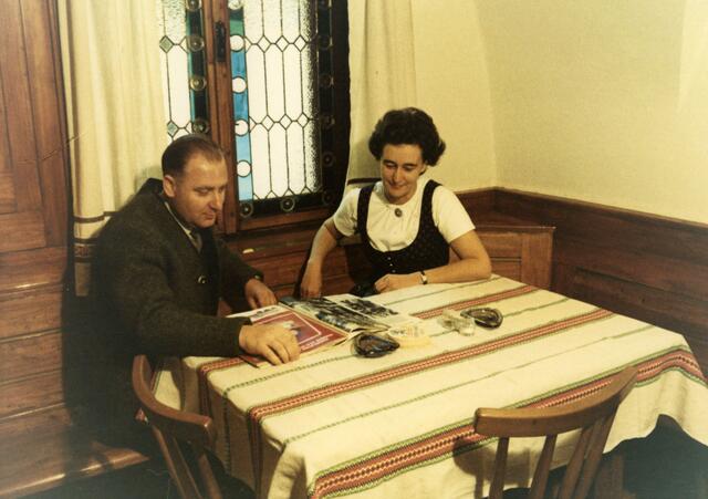 Melitta und Adolf Haas in der alten Stube ihres Gasthauses.