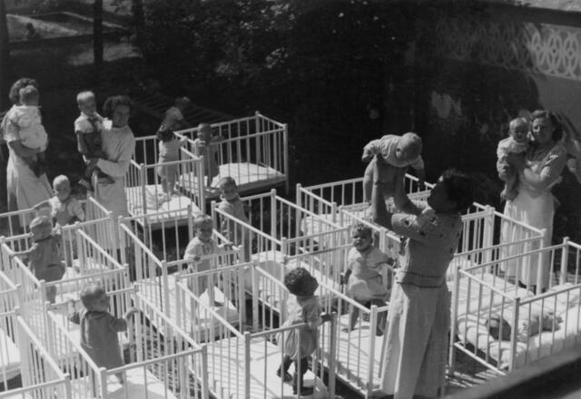 Damals 1949: Säuglingsheim Scharitzerstraße
Die ursprünglich als Säuglingsheim gegründete Einrichtung wurde bereits 1953 durch die Stadt Linz in eine Säuglings- und Kleinstkinderkrippe umgewandelt. In diesen städtischen Einrichtungen war es Eltern möglich, ihre kleinen Kinder untertägig betreuen zu lassen. Dies war in den ersten Nachkriegsjahren umso wichtiger, da viele Frauen arbeiten mussten und sich nicht um ihre kleinen Kinder kümmern konnten. | Foto: Archiv der Stadt Linz