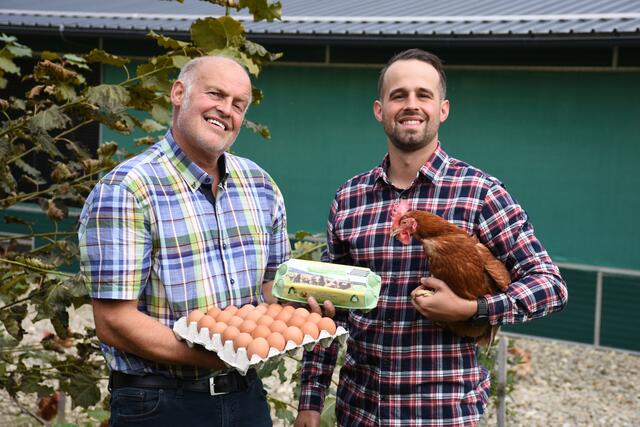 Dieter (l.) und Alexander Obereder haben alle Vorkehrungen getroffen, damit sich die Biohühner am Hof wohl fühlen.