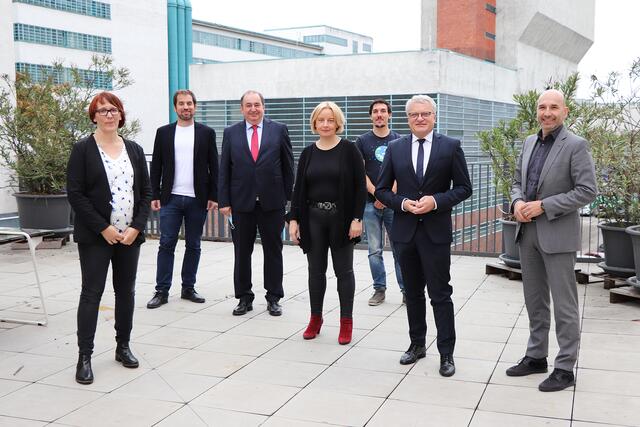 Bürgermeister Klaus Luger und Mitglieder des Linzer Fab City Konsortiums – Kathrin Obernhumer, Werner Arrich / beide GRAND GARAGE, Linz AG-Generaldirektor Erich Haider, Kunstuni-Rektorin Brigitte Hütter sowie Kunstuni-Professor Johannes Braumann – freuen sich über den Beitritt von Linz im weltweiten Fab City Netzwerk. | Foto: Maria Baumgartner