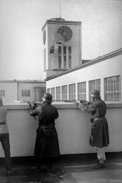 Damals 1934: Bundesheer in der Diesterwegschule
Die politischen Lager standen sich in den 1930er Jahren unversöhnlich gegenüber. Nach der Ausschaltung des Parlaments durch die Regierung Dollfuß im Jahr 1933 setzte eine zunehmende Verfolgung der Arbeiterbewegung ein. Am 12. Februar 1934 erhob sich dagegen der sozialdemokratische Republikanische Schutzbund in Linz. Der blutige Bürgerkrieg in Teilen Österreichs endete mit einem Sieg der Regierungstruppen. | Foto: Archiv der Stadt Linz