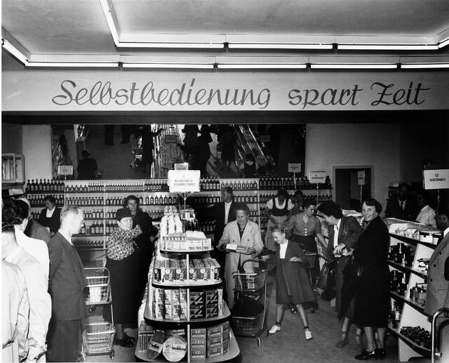 Damals 1950: Der erste Selbstbedienungsladen in Linz
Ende Mai 1950 wurde die Konsumfiliale an der Wiener Straße 2 auf Selbstbedienung umgestellt. Trotz anfänglicher Skepsis setzte sich das Konzept sehr schnell durch. In Linz folgte bereits im Juli der nächste Konsum-Selbstbedienungsladen an der Ziegeleistraße. Selbstbedienung und darauf aufbauend der Vorzug des Supermarkts gegenüber dem Greißler waren ganz dem Fortschrittsgedanken der 50er Jahre verpflichtet. | Foto: Archiv der Stadt Linz