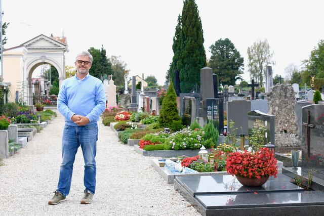 Martin Lang ist seit 1,5 Jahren Pfarrverwalter in Braunau und auch für den Friedhof zuständig.  | Foto: Höllbacher