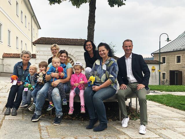 Bürgermeister Dominik Reisinger (r.) und Julia Commenda von Proges (hinten, 2. v. l.) überreichten zum Start Kuscheltiere.