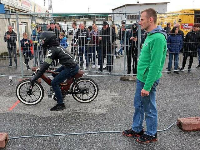 Am Drag Strip herrschte genaue Ordnung, im Publikumsbereich konnten die Menschen eigenverantwortlich zusammenkommen.