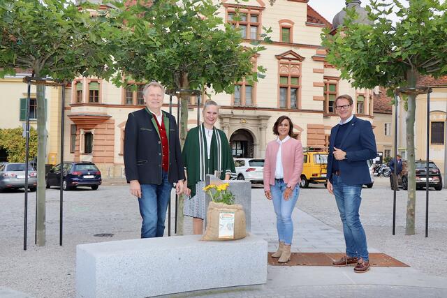 Karl Gschaider und Stephanie Zündel überreichten Bgm. Marcus Martschitsch und Maria Klampfl symbolisch einen Jutesack voller Blumensamen.