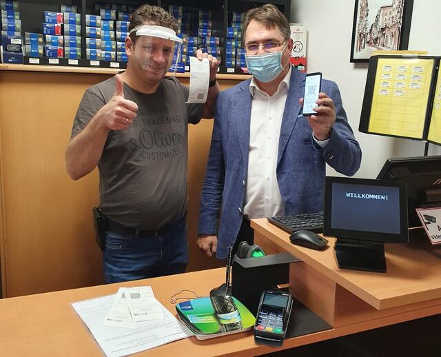 Gerhard Kokeisl (links, Eigentümer von gerrystrom) und Markus Zoglauer (rechts, Geschäftsführer von Etron-Software) bei der ersten Inbetriebnahme des Tools an der Kasse, mit dem Kunden ihren digitale Belege ausgestellt bekommen.