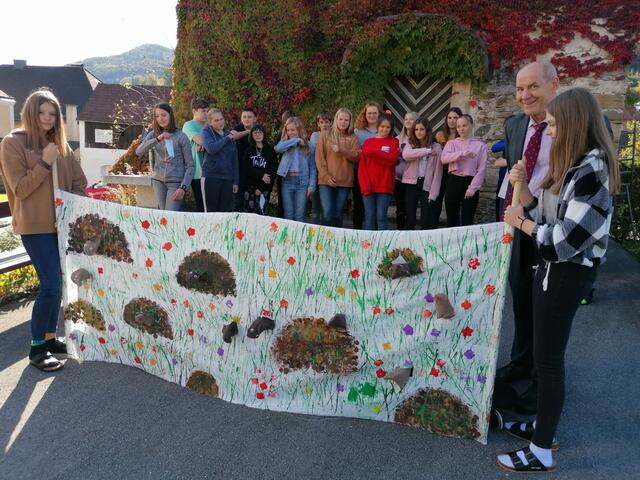 Die Schüler verabschieden sich herzlich von ihrem Direktor.  | Foto: Marktgemeinde Randegg
