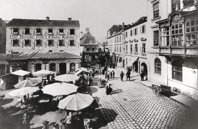 Damals 1919: Linz und Urfahr wachsen zusammen
Mit der Eingemeindung Urfahrs im Jahr 1919 wuchs Linz nach Norden. Gleichzeitig veränderte die vormals eigenständige Stadt Urfahr ihr Aussehen. Ihr wirtschaftliches Zentrum, das so genannte „Platzl“, musste für den Bau der Nibelungenbrücke weichen. Anstelle der an das „Platzl“ angrenzenden Häuser an der Ottensheimer Straße wie dem Gasthof „Zum Goldenen Löwen“ wurde 1981–1985 das Neue Rathaus errichtet. | Foto: Archiv der Stadt Linz