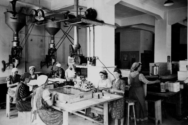 Damals 1940: Arbeitende Frauen in den Ringbrotwerken
Bereits vor der Zeit des Ersten Weltkriegs drängten Frauen in die Erwerbsarbeit. Vor allem die Arbeit in den Fabriken wie der Tabakfabrik oder den Ringbrotwerken wurde mehrheitlich von Frauen erledigt. Die Gründung der Ringbrotwerke im Jahr 1917 hatte zum Ziel, die Bevölkerung in Kriegszeiten besser mit Brot versorgen zu können. Später erweiterten Kindernährmittel und Zuckerbäckerwaren das Sortiment. | Foto: Archiv der Stadt Linz