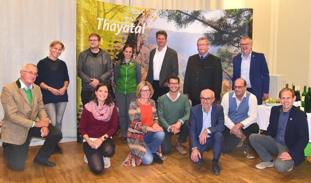Diskutanten und Veranstalter zum Thema Krisen im Nationalparkhaus in Hardegg. | Foto: Herbert Schleich