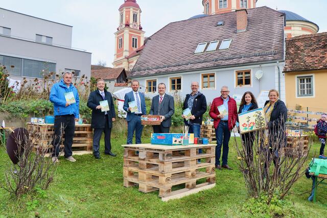 Die Sparkasse Pöllau-Vorstandsdirektoren Hannes Kielnhofer und Jürgen Flicker mit den Eröffnungsgästen. | Foto: Alfred Mayer