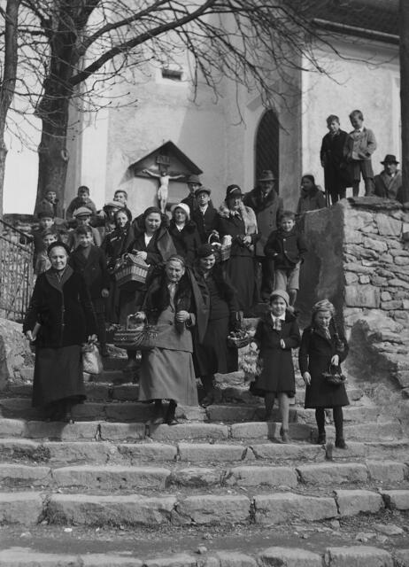 Damals 1935: Ostern in St. Magdalena
Rund um das Osterfest ranken sich zahlreiche Bräuche. Das Ende der Fastenzeit wurde und wird landläufig durch einen besonderen Osterschmaus gefeiert. In der katholischen Osterliturgie nimmt die Segnung von mitgebrachten Speisen – traditionell Brot, Fleisch und Eier – während der Osterfeier einen eigenen Raum ein. St. Magdalena, damals noch eine eigenständige Gemeinde, war 1935 noch stark ländlich geprägt. | Foto: Archiv der Stadt Linz