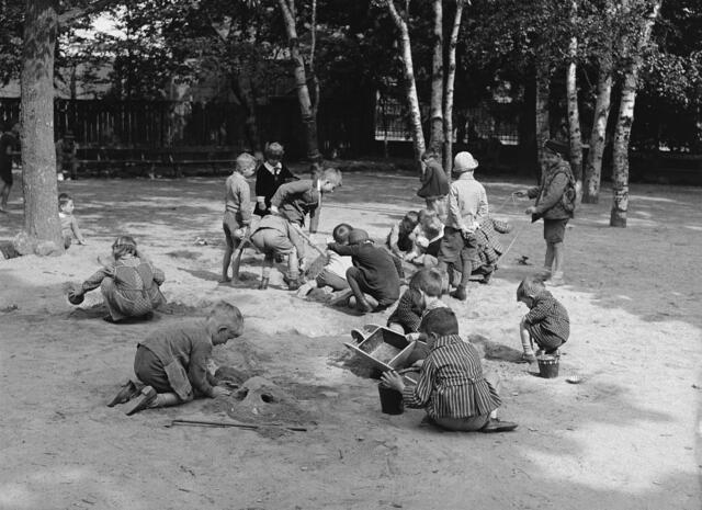 Damals 1930: Kinderspielplatz im Städtischen Volksgarten
Die Frühlingswärme und die ersten Sonnenstrahlen locken heute wie damals die Menschen ins Freie und bevorzugt in die Natur. Als große innerstädtische Parkanlage war der Städtische Volksgarten ein beliebter Ort, um Frischluft zu schnappen und soziale Kontakte zu pflegen. Auch ohne eigens angelegten Spielplatz, nur mit Schauferl und Küberl, konnten sich kleine Baumeister im Park spielerisch betätigen. | Foto: Archiv der Stadt Linz