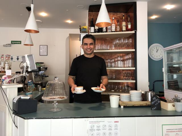 Ersoy Aktaş liebt seinen Kaffee, den er im Café Tagsüber anbietet.