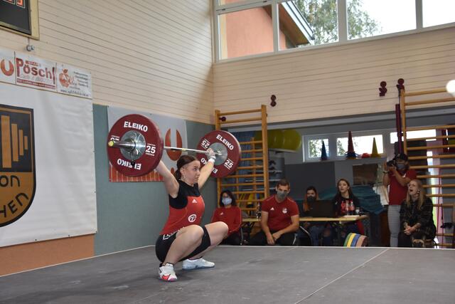 Lena Raidel (Union Lochen) mit 70 kg im Reißen.
Foto: Conny Högg
