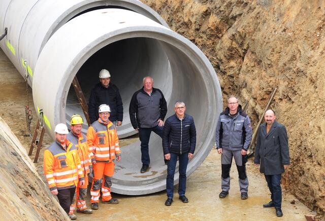 Von links: Bauleiter Ing. Thomas Wimmer (Baufirma Leyrer & Graf) mit zwei Mitarbeitern, Ing. Robert Bruckner (Bauleitung Henninger & Partner), Vizebürgermeister Reinhard Steindl, Bürgermeister Andreas Pichler, Gemeinde-Bauhofleiter Gerald Starkl und gf. Gemeinderat Helmut Allinger beim Einbau der neuen Speicherröhre.