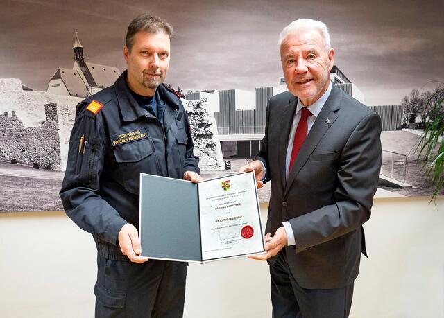 Bürgermeister Klaus Schneeberger ernannte den neuen Kommandanten der Freiwilligen Feuerwehr Christian Pfeiffer zum Branddirektor der Stadt Wiener Neustadt. | Foto: Weller, Stadt WRN