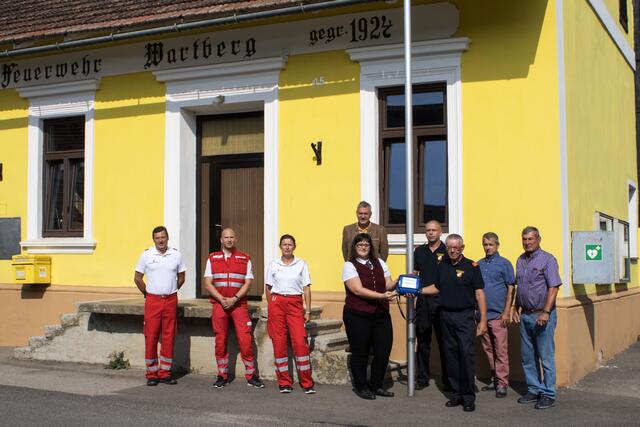 Florian Liewald, Martin Zimmermann und Gerda Silberbauer vom Roten Kreuz, Obfrau der Trachtenkapelle Wartberg Marlene Naderer, Fraktionsführer der SPÖ gf. GR Siegfried Sailer (dahinter), BI Stefan Holluger, Kommandant der FF Wartberg HBI Christian Stefan, Bgm. Andreas Fleischl (Gemeindeparteiobmann ÖVP), Leonhard Wechselberger (SPÖ – Mitglied von Wartberg).
 | Foto: Marktgemeinde Straning-Grafenberg