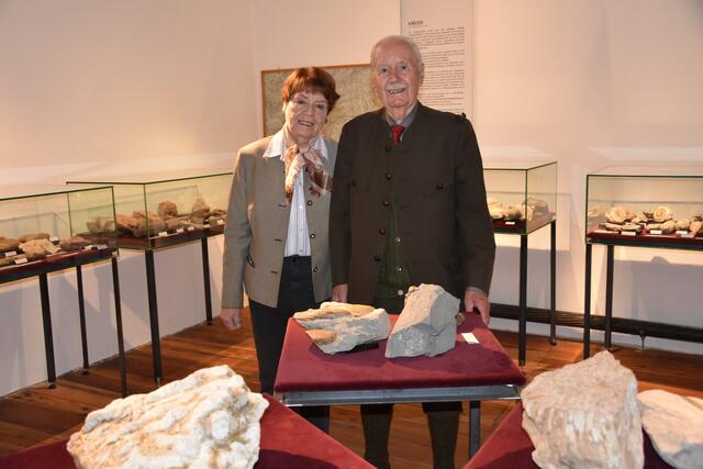 Lambert Schüssler - hier mit seiner Gattin - lädt zur Sonderausstellung "Fossilien". | Foto: KK