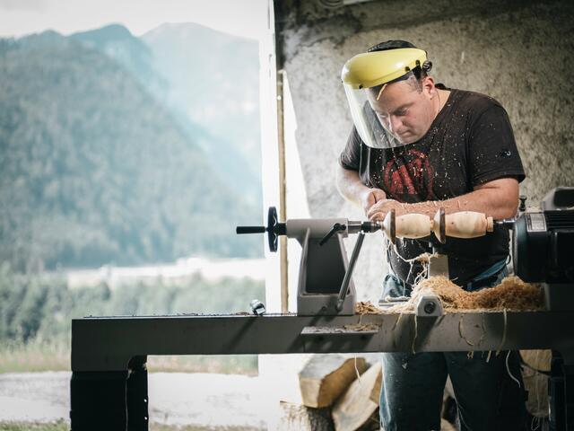 Nachhaltige Rohstoffe verarbeiten: Gesäusedrechsler Markus