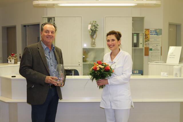 Bgm. Franz Platzer mit der neuen Zahnärztin Issaia Trassanidou-Ebner. | Foto: Marktgemeinde Heiligenkreuz/W.