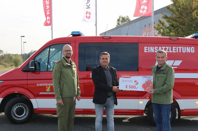 Kastner-Chef Ronald Tanczos (Mitte) übergab 500 Euro an Gerhard Wischenbarth (links) und Siegfried Stacherl von der Stadtfeuerwehr Jennersdorf.