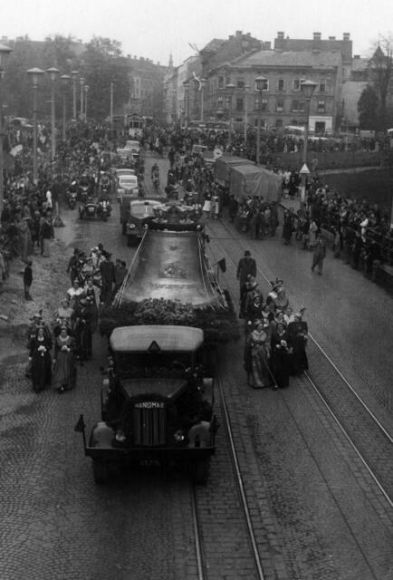 Damals 1952: Die Pummerin zieht durch Linz
Die Pummerin ist Österreichs größte Kirchenglocke und die fünftgrößte der Welt. Die „alte“ Pummerin wurde im 2. Weltkrieg beim Brand des Stephansdomes am 12. April 1945 zerstört. Im Jahr 1951 wurde vom Land Oberösterreich eine neue Glocke gestiftet und in der Glockengießerei St. Florian gefertigt. Am 25. April 1952 wurde die über 21 Tonnen schwere „neue“ Pummerin in einem Festzug durch Linz transportiert. | Foto: Archiv der Stadt Linz