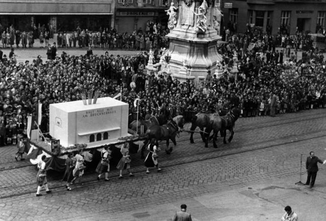 Damals 1950: Werbung für den Bau des Brucknerhauses
Mit der Zerstörung der Südbahnhofhalle und des Volksgartensalons im Zweiten Weltkrieg gab es in Linz lange Zeit keinen für Konzerte geeigneten Veranstaltungsort. Bereits in den ersten Nachkriegsjahren wurde eine Initiative zum Bau eines Brucknerhauses als Konzerthalle gegründet. Es sollte jedoch noch bis zum Jahr 1974 dauern, dass tatsächlich der Bau an der Unteren Donaulände realisiert werden konnte. | Foto: Archiv der Stadt Linz