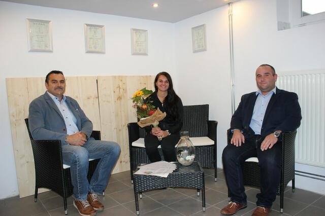 Bgm. Martin Kramelhofer und GV Klaus Gangl wünschten Lisa Wusits zur Eröffnung Alles Gute. | Foto: Gemeinde Rechnitz