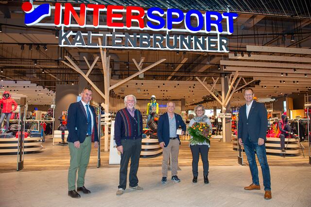 Robert Oberfrank, Franz Moser sen., Karl und Barbara Kaltenbrunner und Martin Ettinger freuen sich über den Shop.