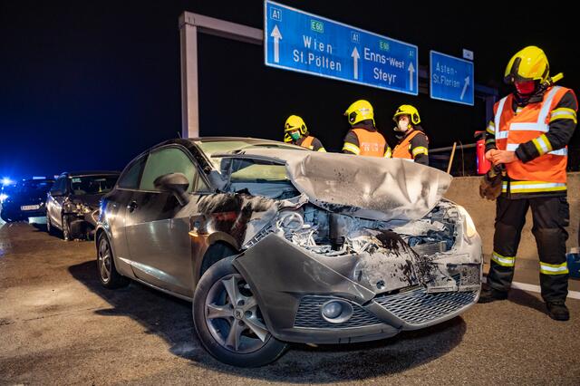 Der Unfall wurde durch einen verlorenen Wasserbehälter auf der Fahrbahn ausgelöst – zwei Frauen wurden unbestimmten Grades verletzt.