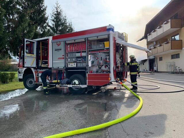 Durch das schnelle Eingreifen der Feuerwehren konnte ein Übergreifen der Flammen auf das Haupthaus samt weiteren Nebengebäude verhindert werden.